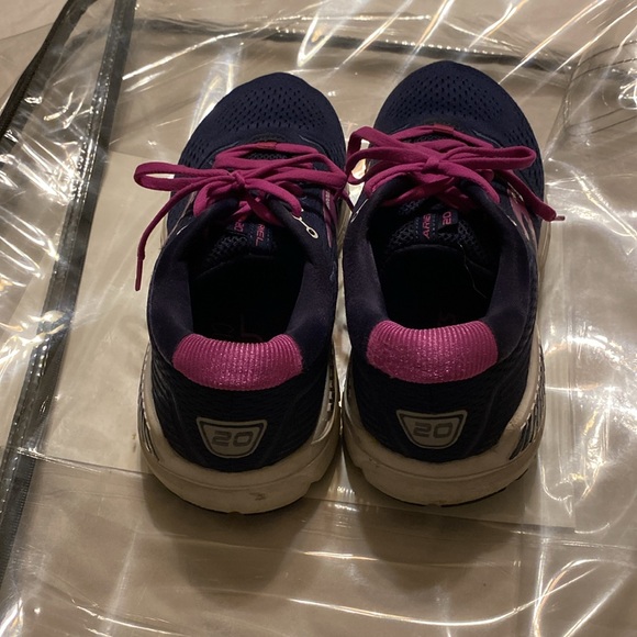 Brooks sneaks size 8.5 - Picture 2 of 6